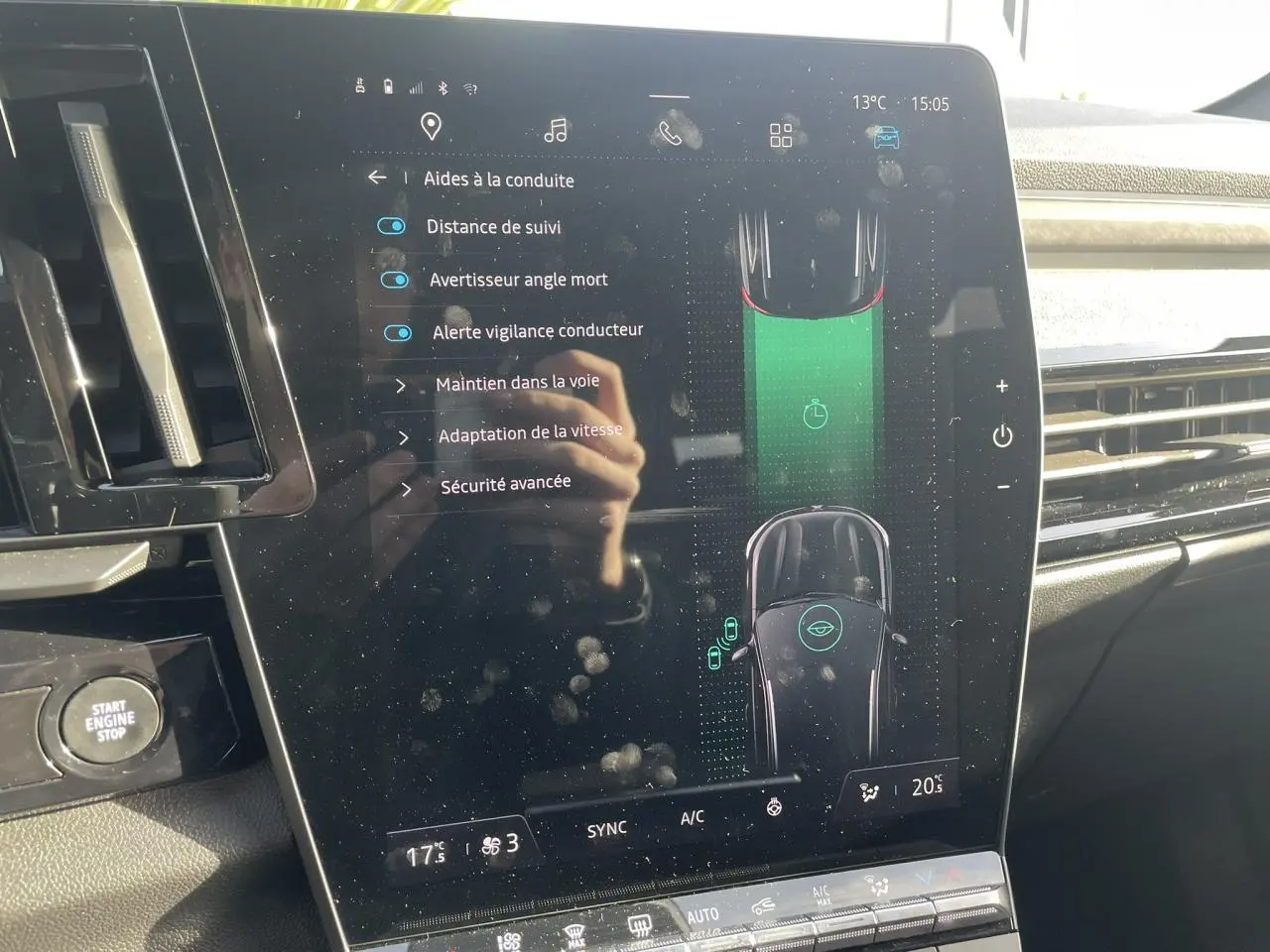 Vue rapprochée de l'écran tactile central du Renault Espace noir étoilé 2024 affichant les aides à la conduite.