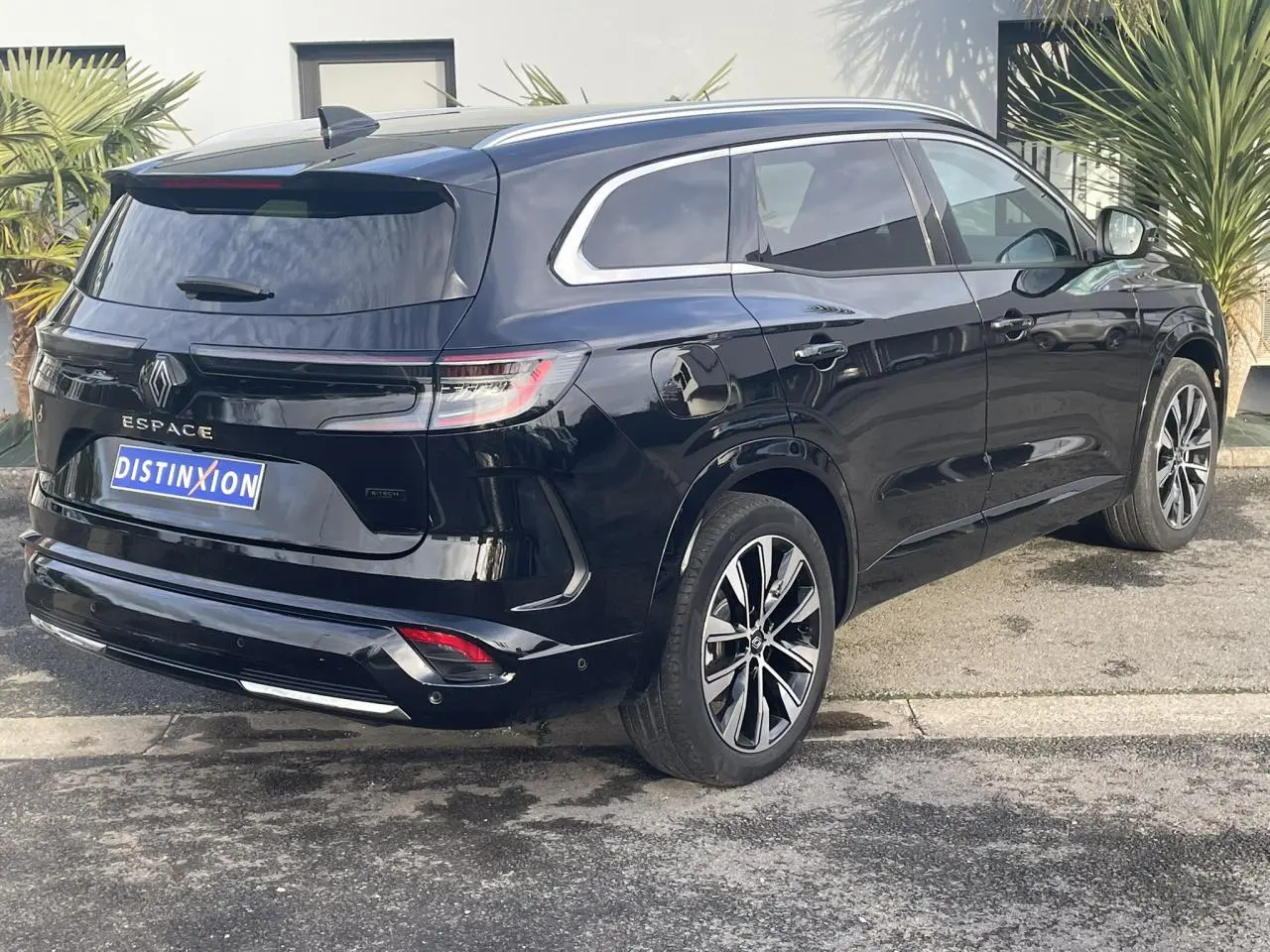 Vue 3/4 arrière droite d'un Renault Espace noir étoilé avec jantes alliage et vitres arrière surteintées.