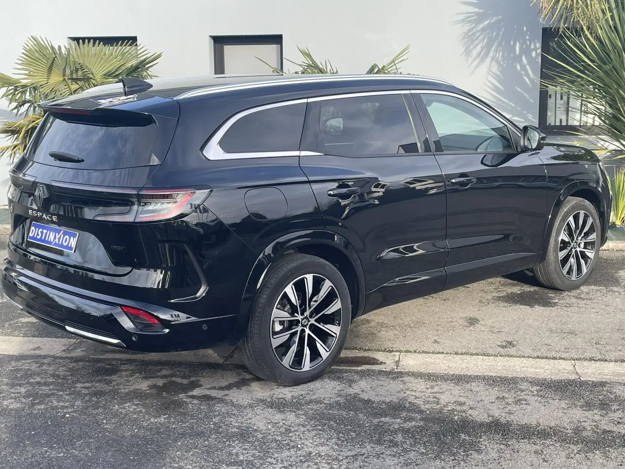 Vue 3/4 arrière droite du Renault Espace 2024 noir étoilé avec jantes alliage et vitres arrière surteintées.