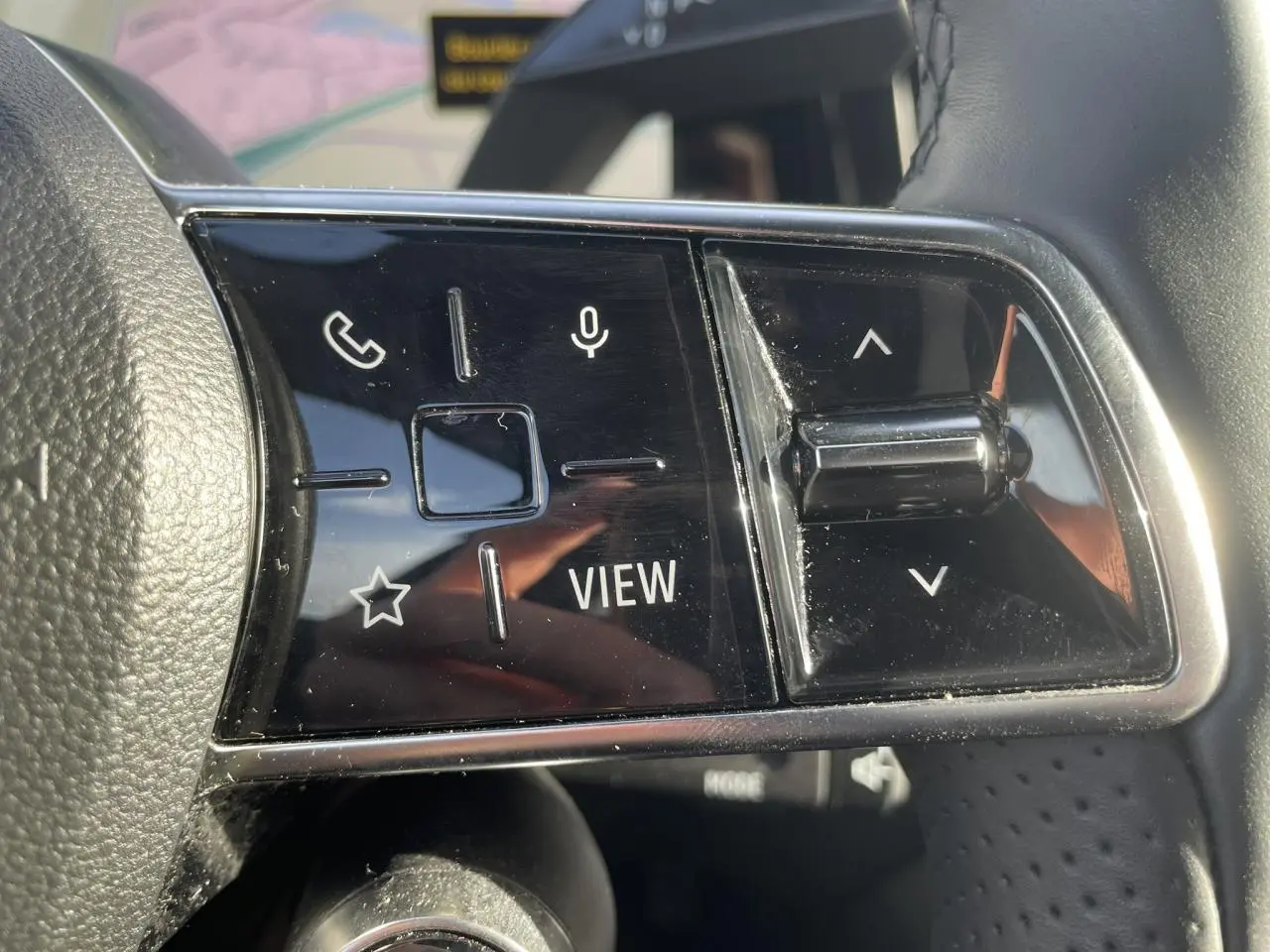 Gros plan sur les commandes multifonctions noires à droite du volant du Renault Espace 2024, finition Techno.