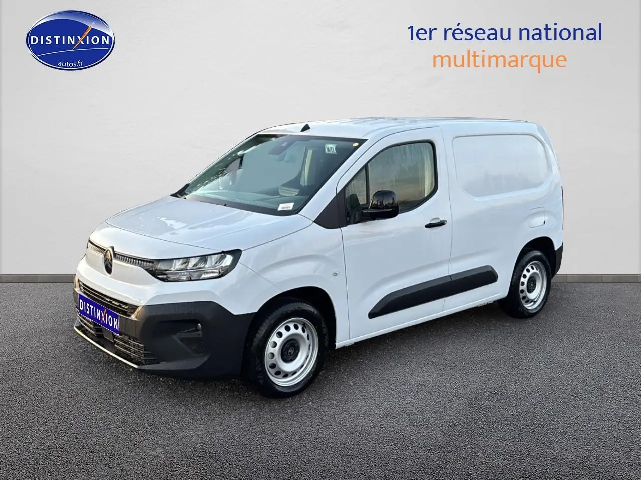 Vue 3/4 avant droit du Citroën Berlingo Fourgon blanc avec porte latérale coulissante et pare-chocs noirs.