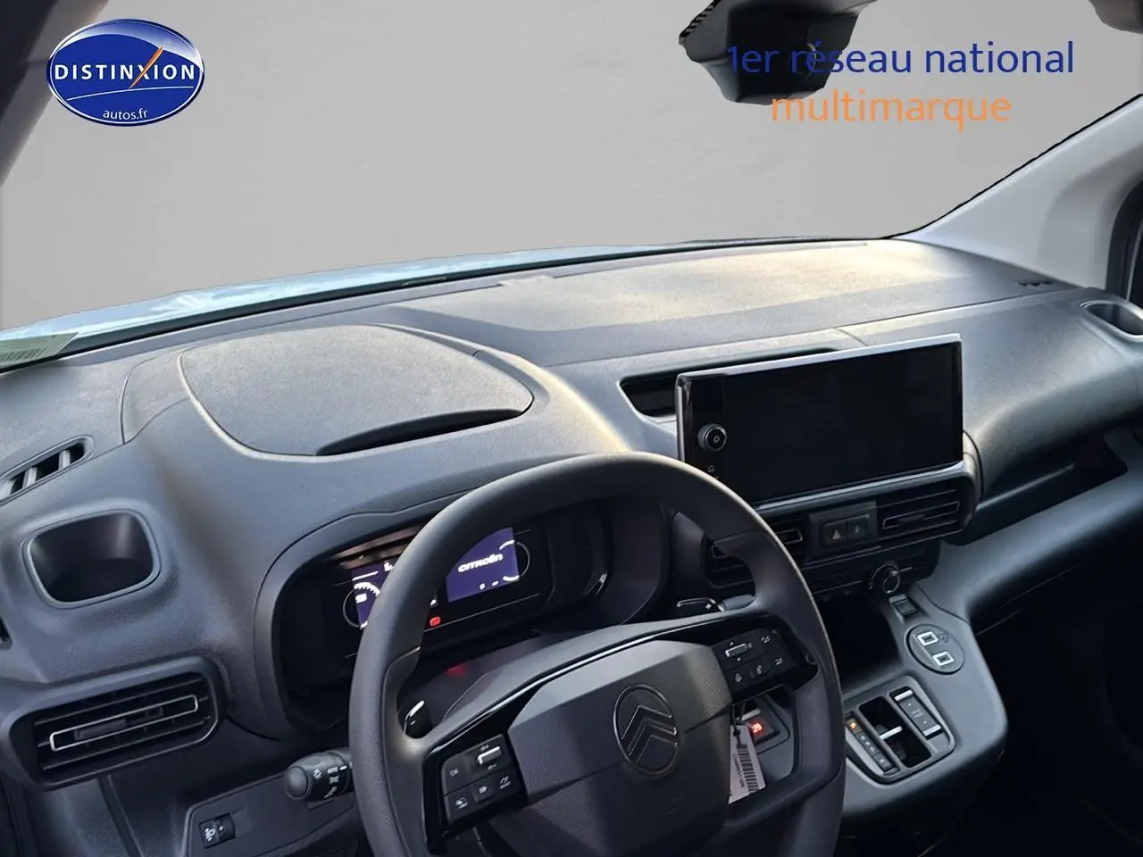 Vue intérieure du tableau de bord et volant multifonction noir du Citroën Berlingo Fourgon blanc 2025.