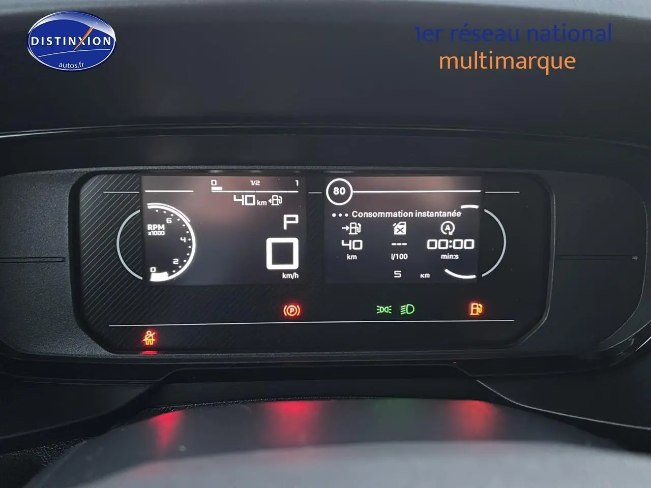 Tableau de bord numérique du Citroën Berlingo Fourgon blanc, affichage digital clair avec compte-tours et vitesse à 0 km/h.