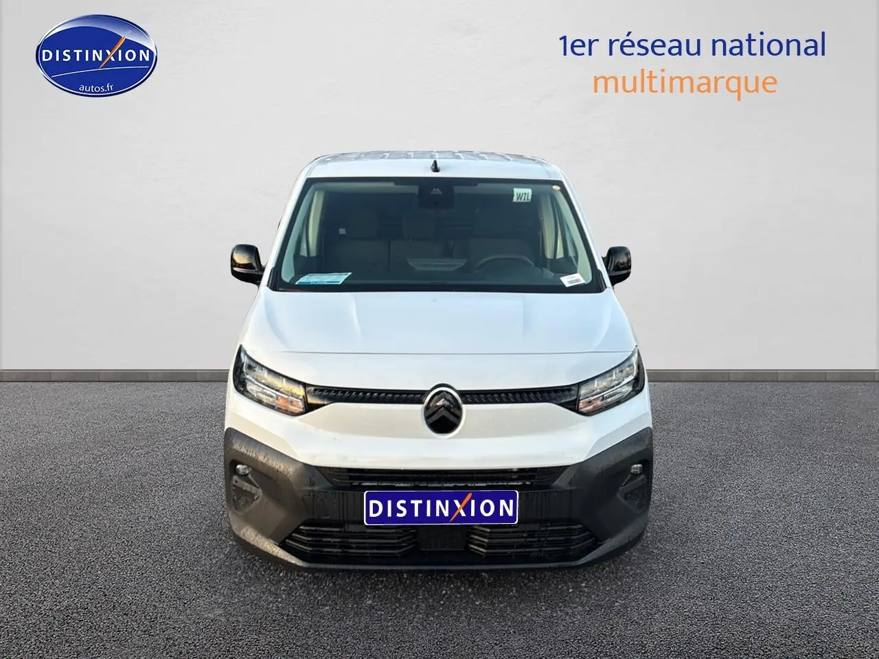 Vue frontale d'un Citroën Berlingo Fourgon blanc 2025 avec pare-chocs noir et phares LED distinctifs.