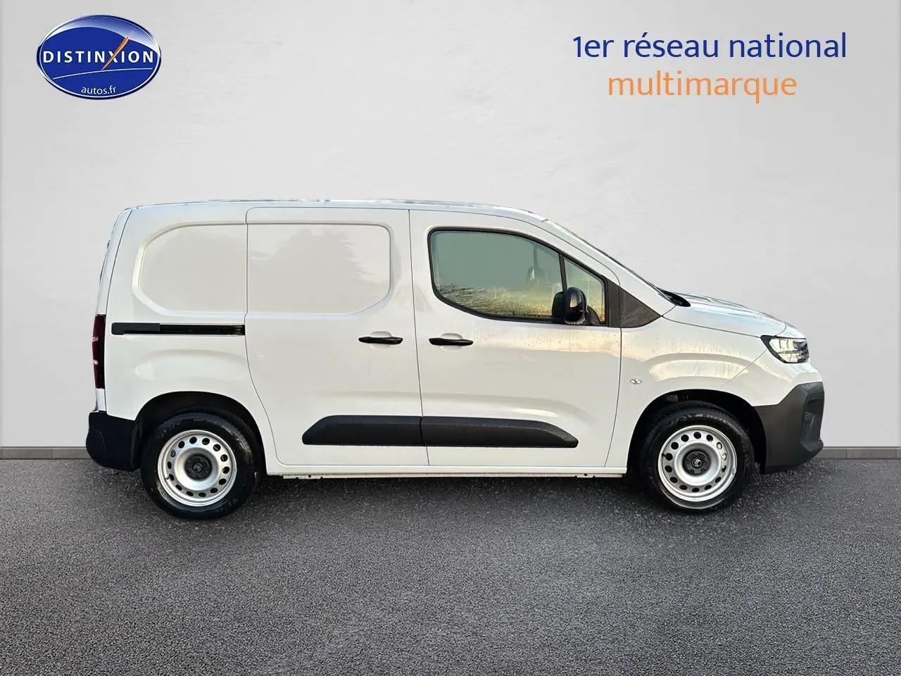 Vue de profil côté gauche d'un Citroën Berlingo Fourgon blanc avec porte latérale coulissante et jantes acier.