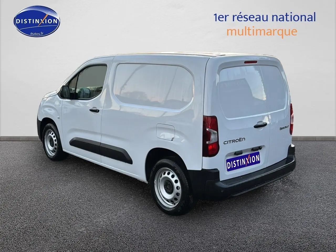 Vue 3/4 arrière droite d’un Citroën Berlingo Fourgon blanc avec porte latérale coulissante et double portes arrière.