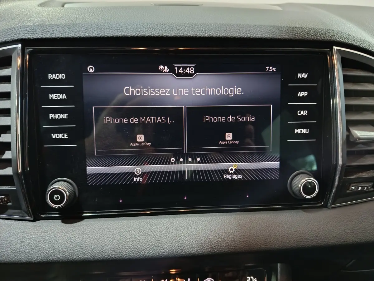 Écran tactile central du tableau de bord du Skoda Karoq 2024 affichant la connexion Apple CarPlay.