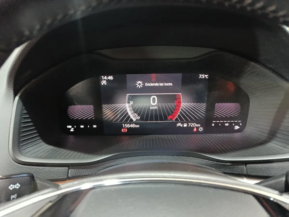 Combiné d'instruments numérique du Skoda Karoq 2024 affichant 0 km/h et 15 648 km au compteur.