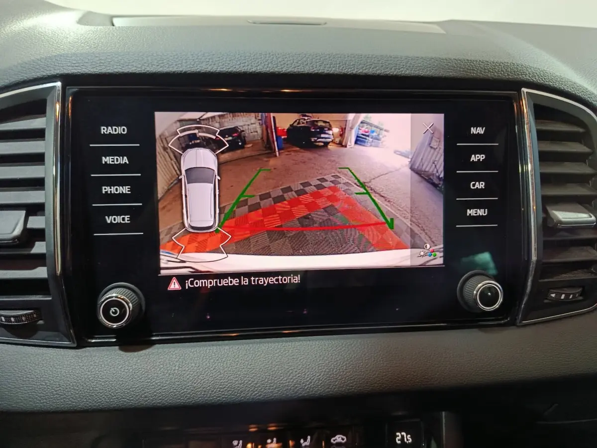 Écran tactile central du Skoda Karoq 2024 montrant la caméra de recul avec trajectoire assistée en vue arrière.