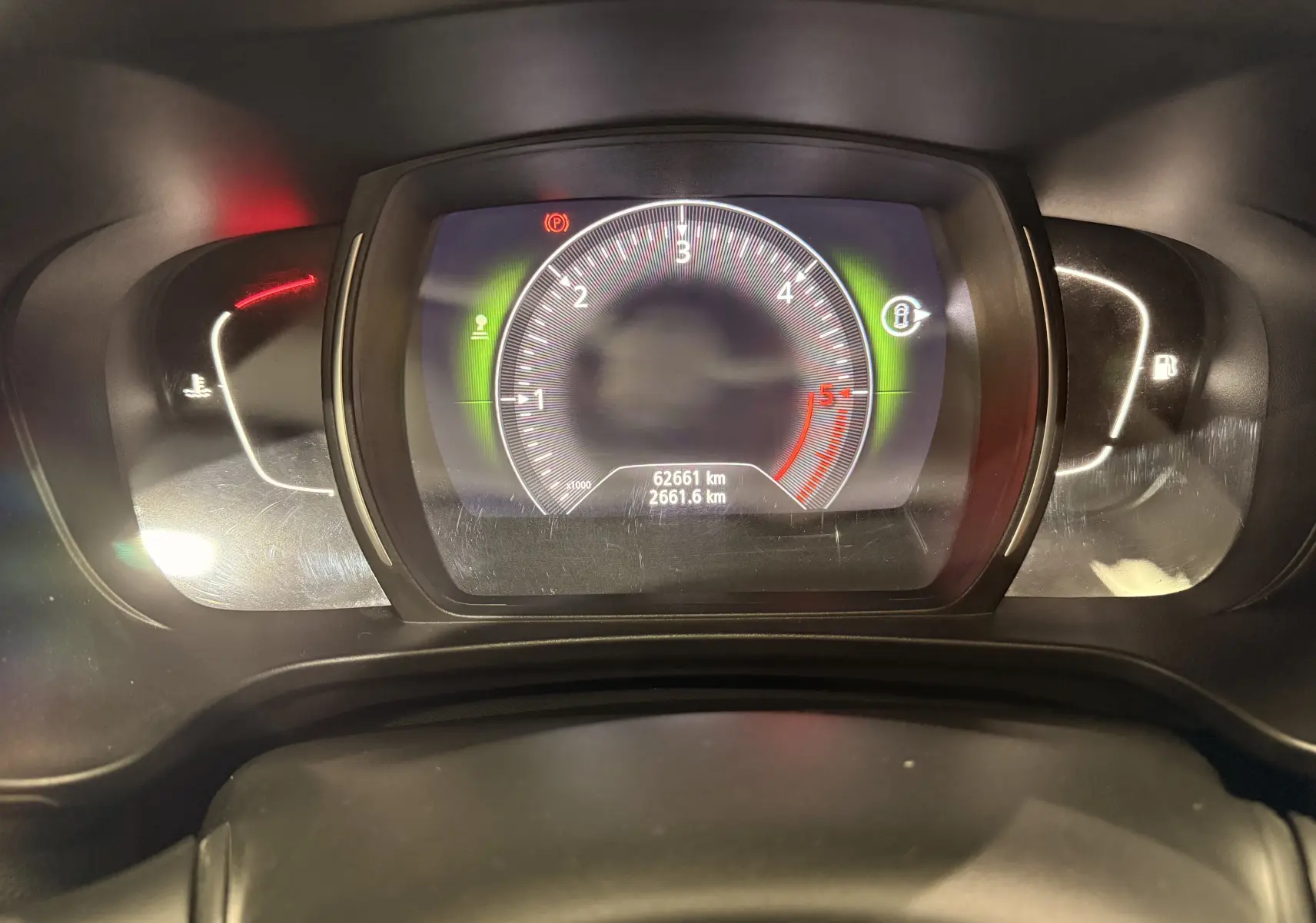 Vue rapprochée du tableau de bord numérique du Renault Kadjar 1.5 dCi 115, affichant le compte-tours et le kilométrage.