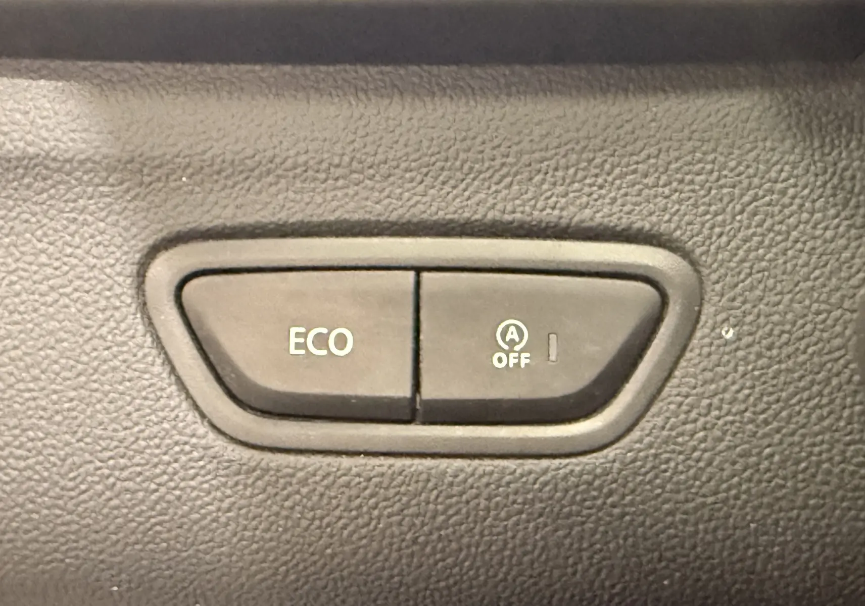 Gros plan sur les boutons ECO et désactivation du start-stop dans l'habitacle du Renault Kadjar blanc Glacier 2020.
