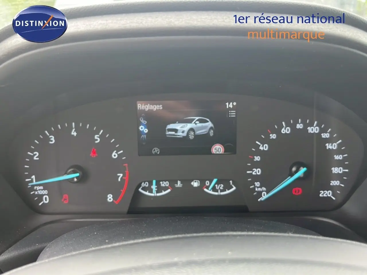 Tableau de bord du Ford Puma gris 2021, vue frontale centrée sur les compteurs et l'écran digital.