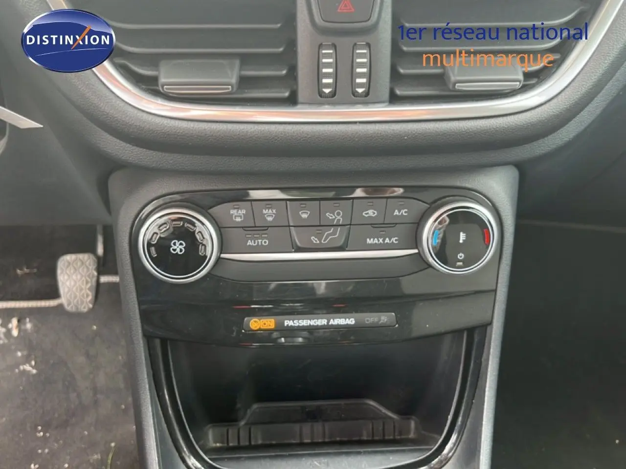 Vue rapprochée du tableau de bord central de la Ford Puma gris 2021, montrant les commandes de climatisation et ventilation.