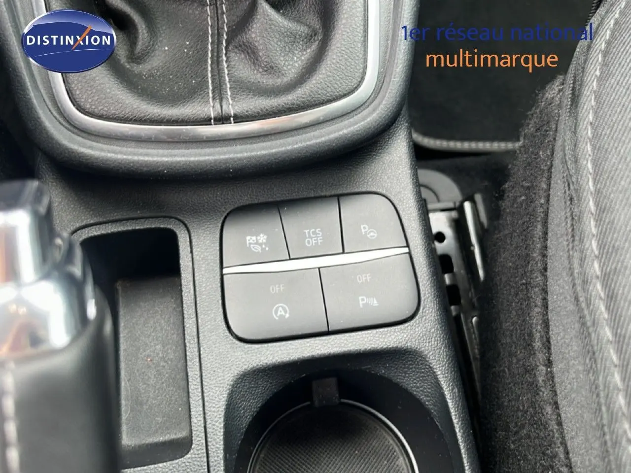 Gros plan sur la console centrale du Ford Puma gris 2021, montrant le levier de vitesses manuel et les boutons de contrôle.