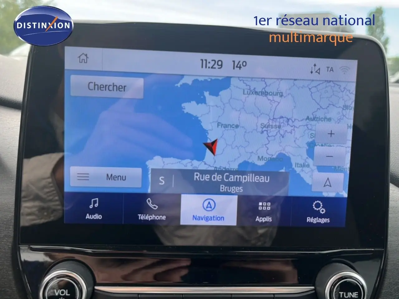 Écran tactile de navigation du Ford Puma gris 2021, vue intérieure centrée sur la console multimédia.