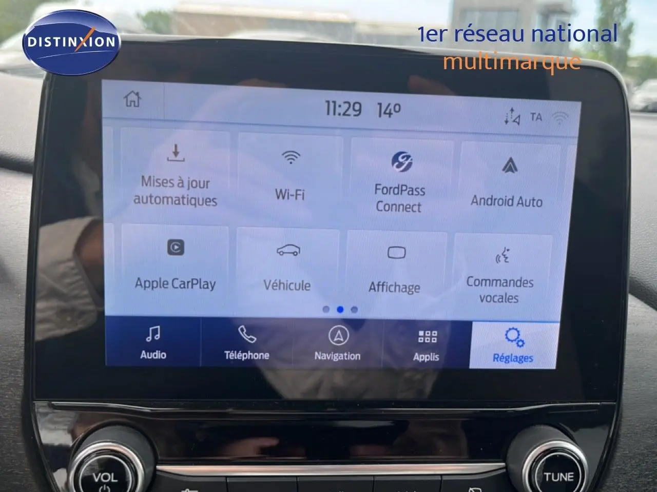 Écran tactile central du Ford Puma gris 2021, affichant les options connectivité et réglages, vue intérieure frontale.