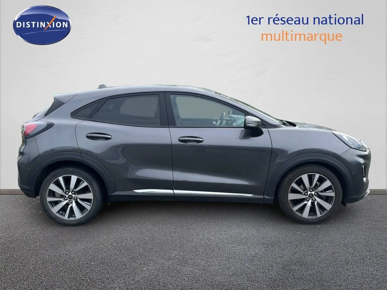 Ford Puma gris vue profil côté gauche, version Titanium 1.0 EcoBoost hybride essence de 2021.