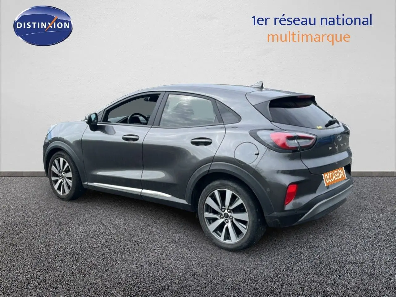 Ford Puma gris en 3/4 arrière côté gauche, mettant en valeur ses lignes fluides et ses jantes alliage.