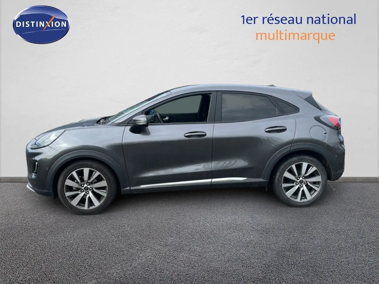 Ford Puma gris vue de profil côté gauche, mettant en valeur ses jantes alliage et sa silhouette compacte.
