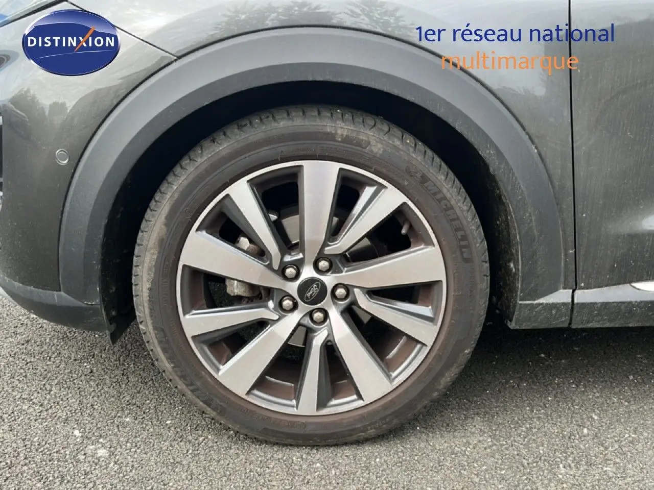 Gros plan sur la roue avant gauche du Ford Puma gris 2021, soulignant la jante alliage distinctive.