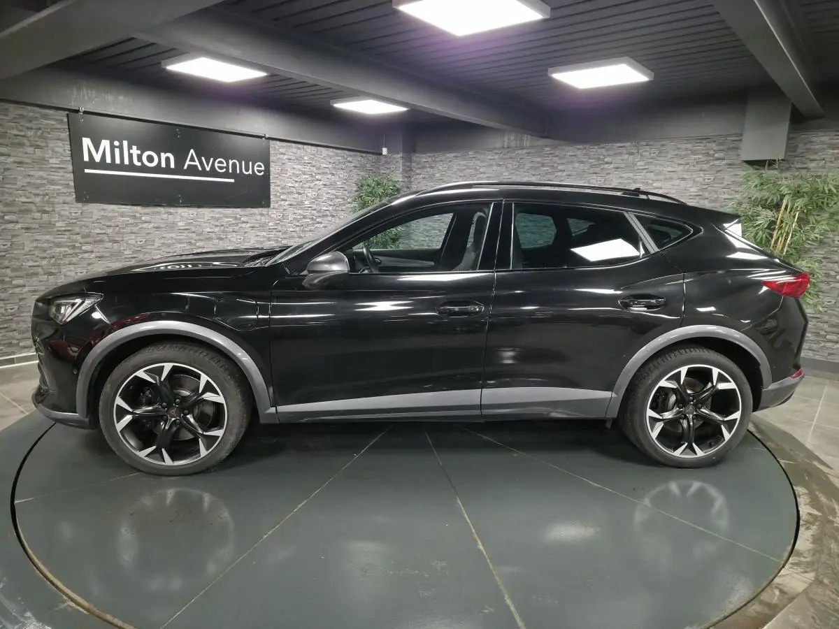Vue de profil côté gauche d'un CUPRA Formentor noir Minuit avec jantes alliage 19 pouces et coques de rétroviseurs Dark Alu.