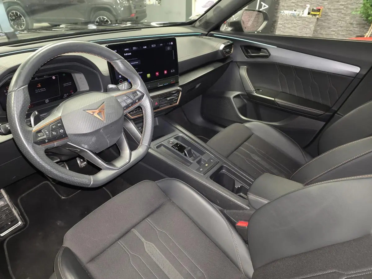 Intérieur noir du Cupra Formentor 2023 vu côté conducteur, avec volant sport et écran tactile central.