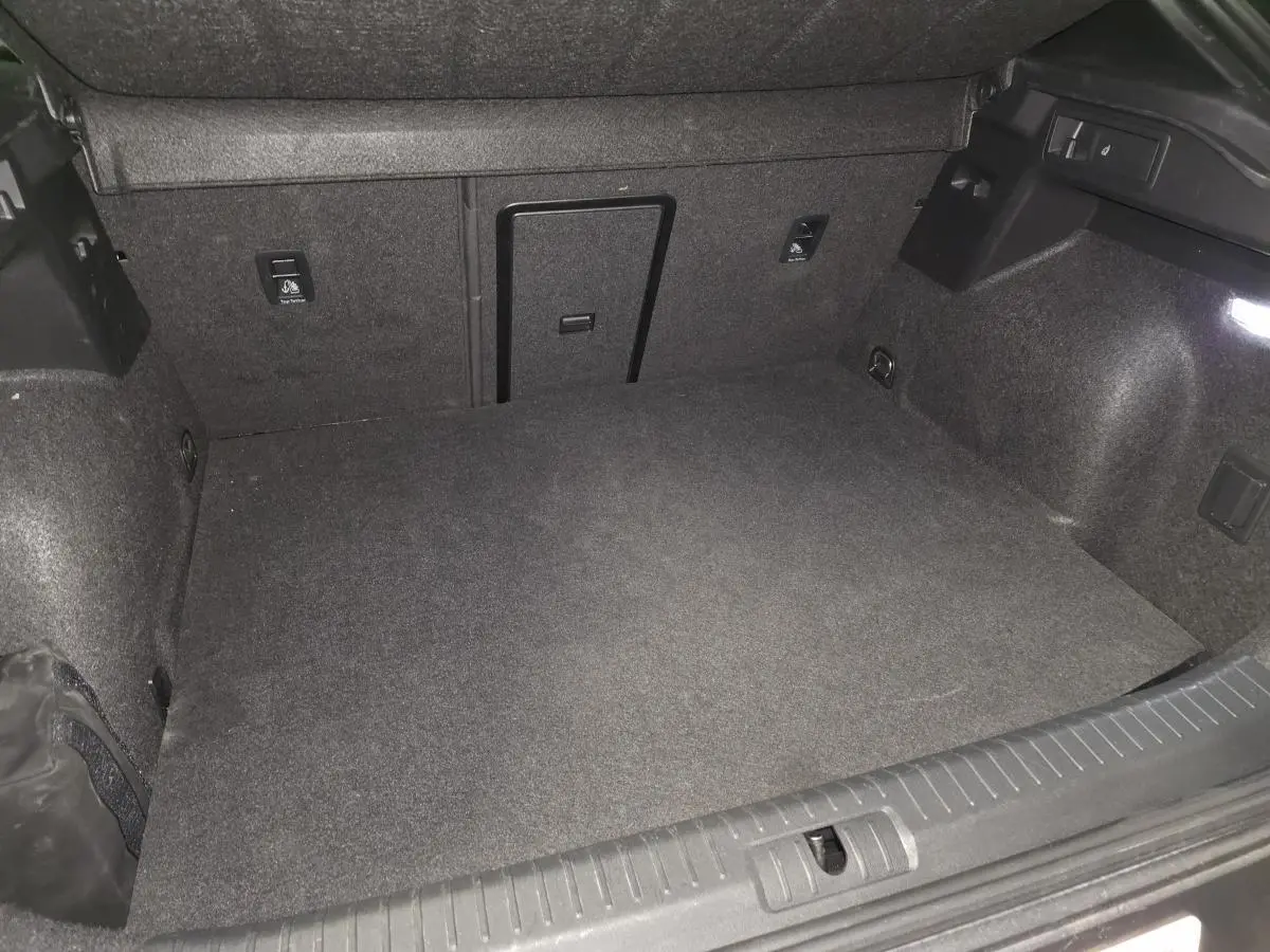 Coffre spacieux de la CUPRA Formentor noir, vue intérieure arrière avec éclairage et finitions en tissu gris.