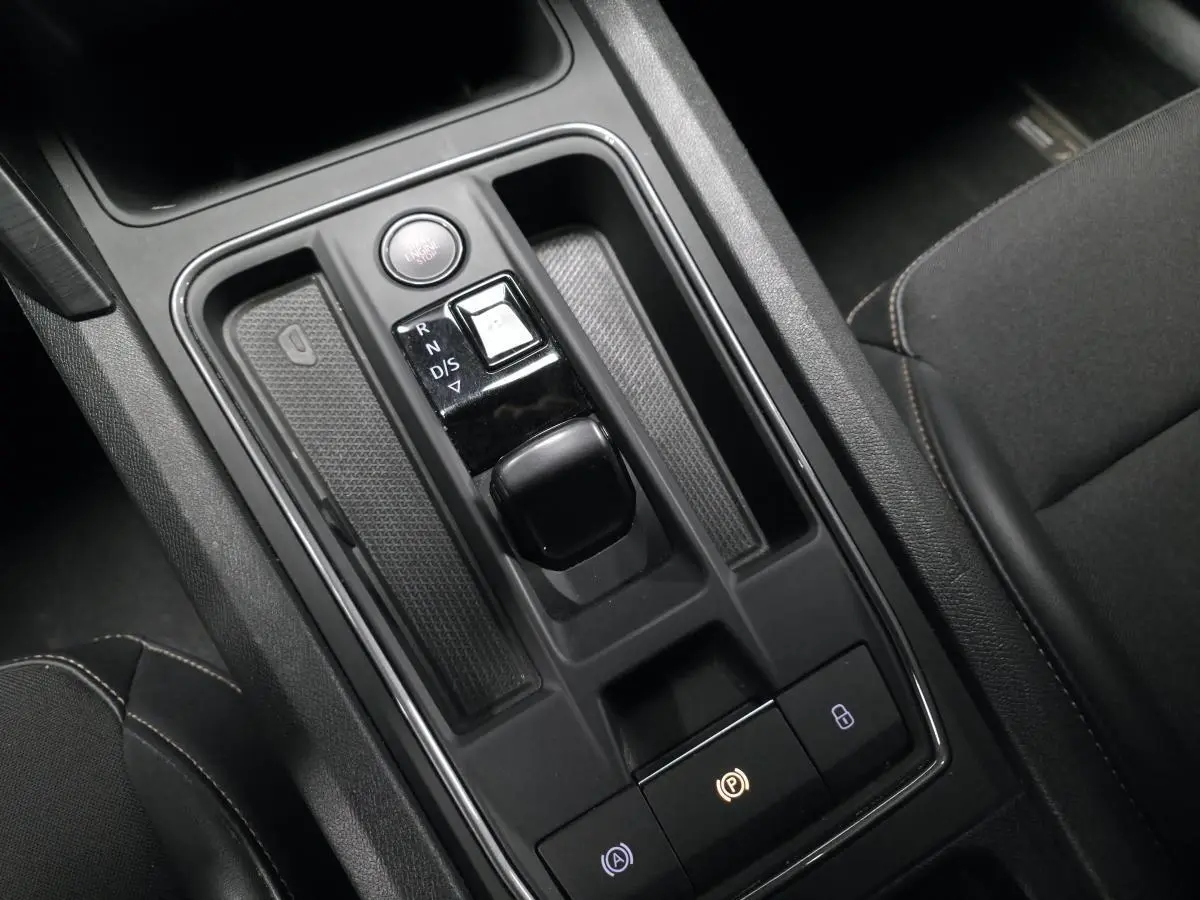 Vue rapprochée de la console centrale noire du CUPRA Formentor 1.4 e-Hybrid 2023 avec sélecteur de boîte auto et bouton start/stop.