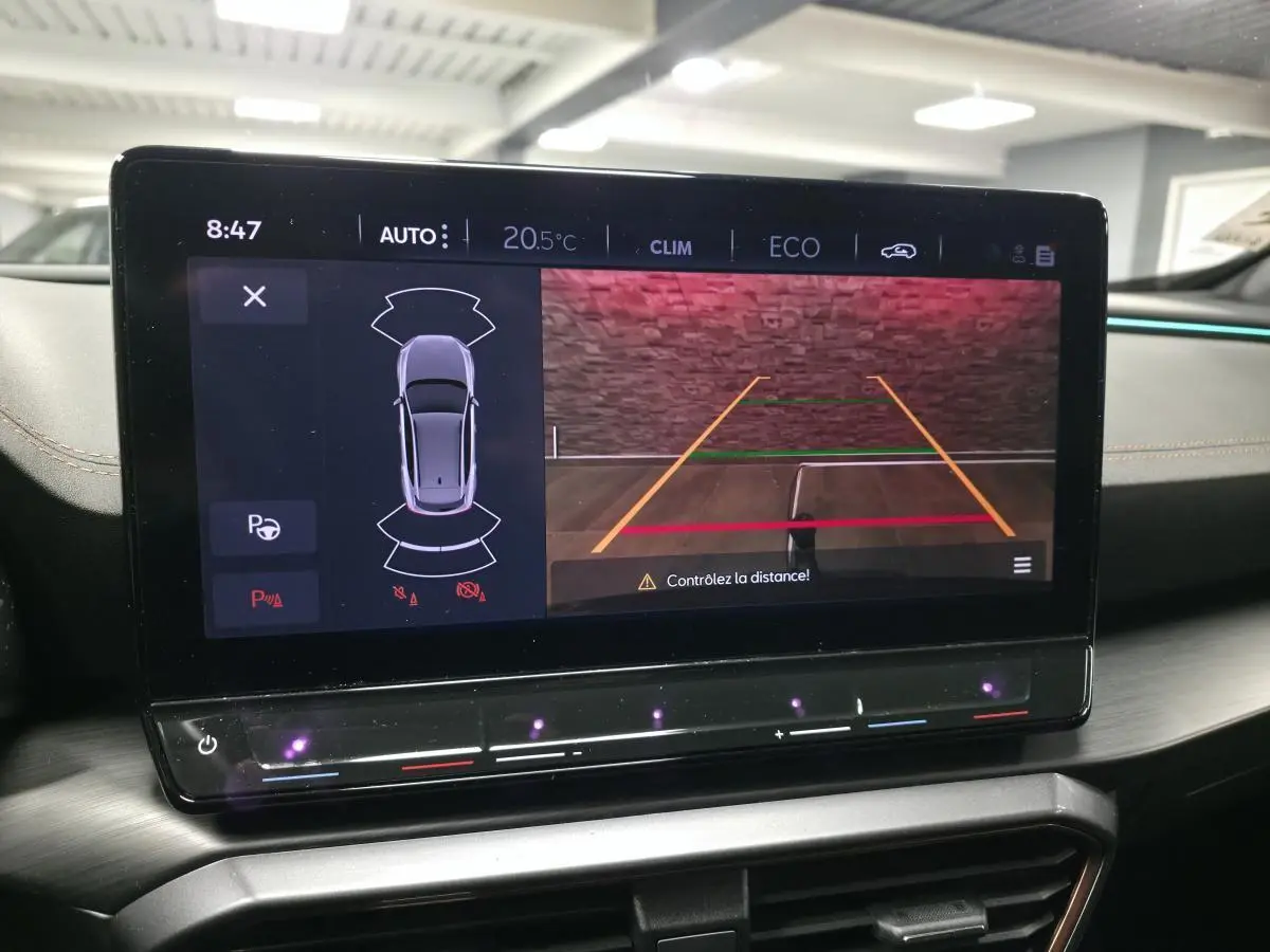 Écran tactile intérieur montrant la caméra de recul et l’aide au stationnement du CUPRA Formentor noir 2023.