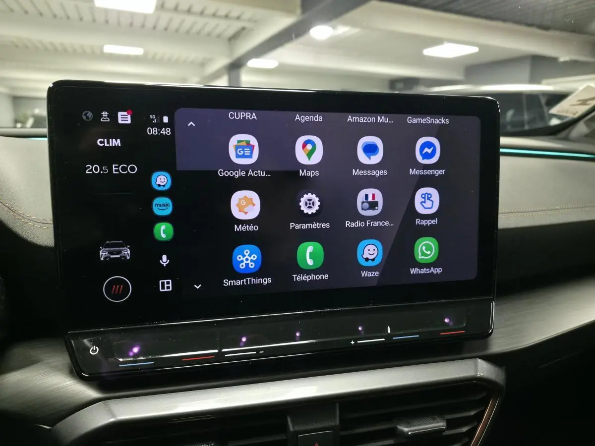 Écran tactile central du tableau de bord du CUPRA Formentor 1.4 e-Hybrid 2023 avec interface multimédia affichée.
