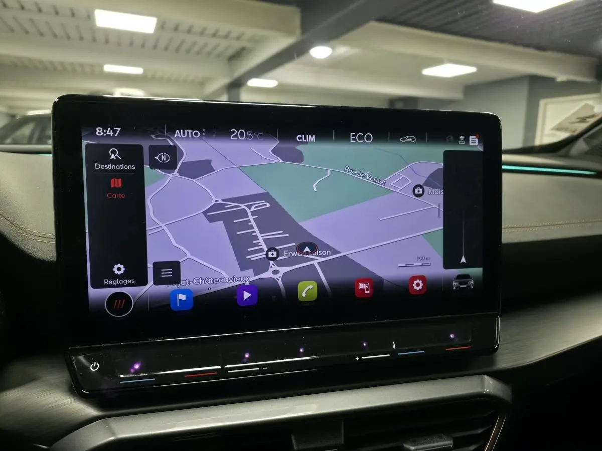Écran tactile central du tableau de bord du Cupra Formentor 2023, affichant la navigation GPS en intérieur.