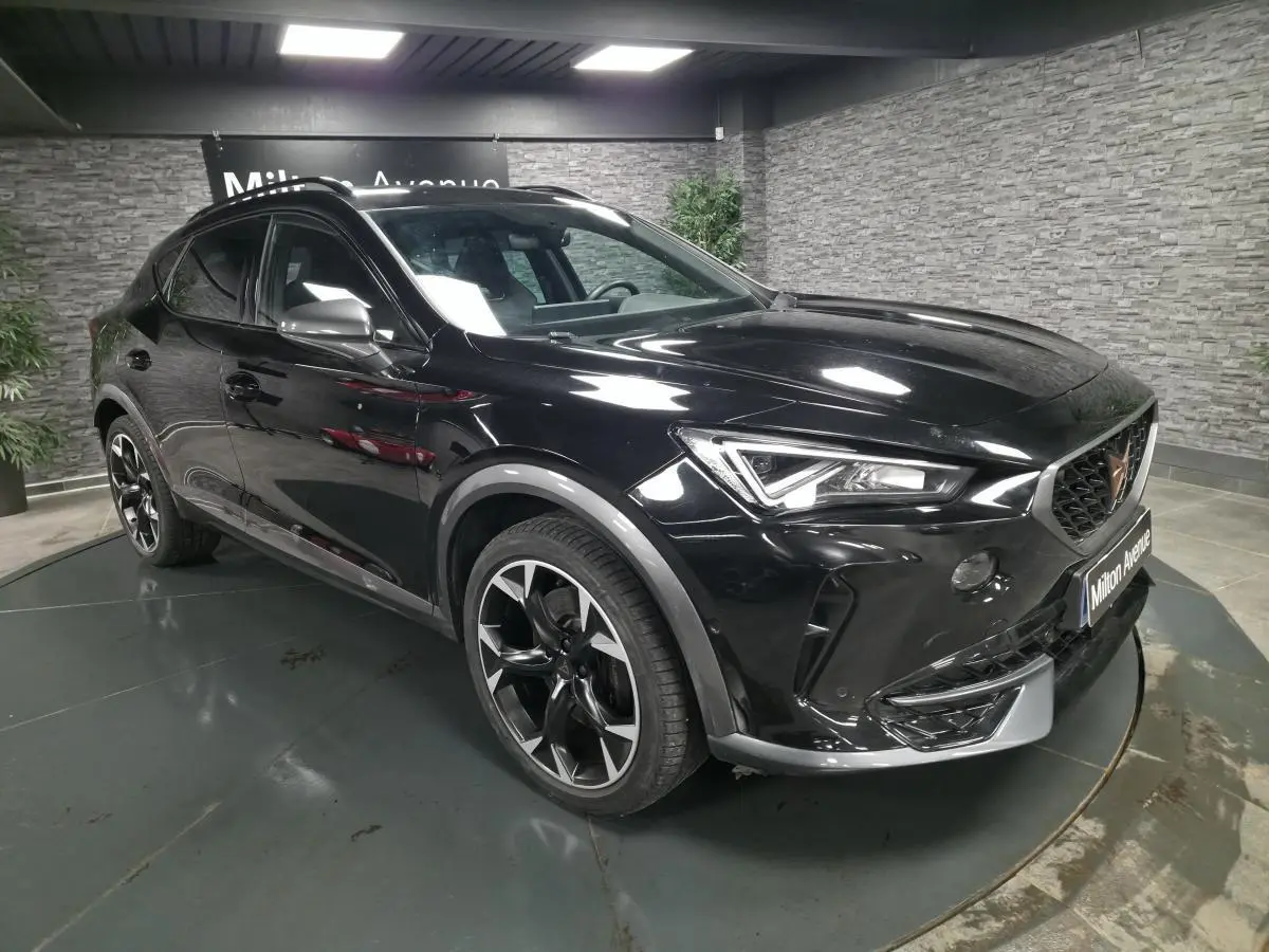 Vue 3/4 avant droite du CUPRA Formentor noir Minuit 2023 avec jantes alliage bicolores et détails Dark Alu.