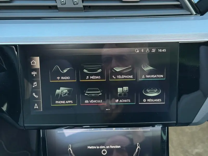 Écran tactile central de l’Audi E-Tron Sportback gris foncé, affichant le menu multimédia et navigation.