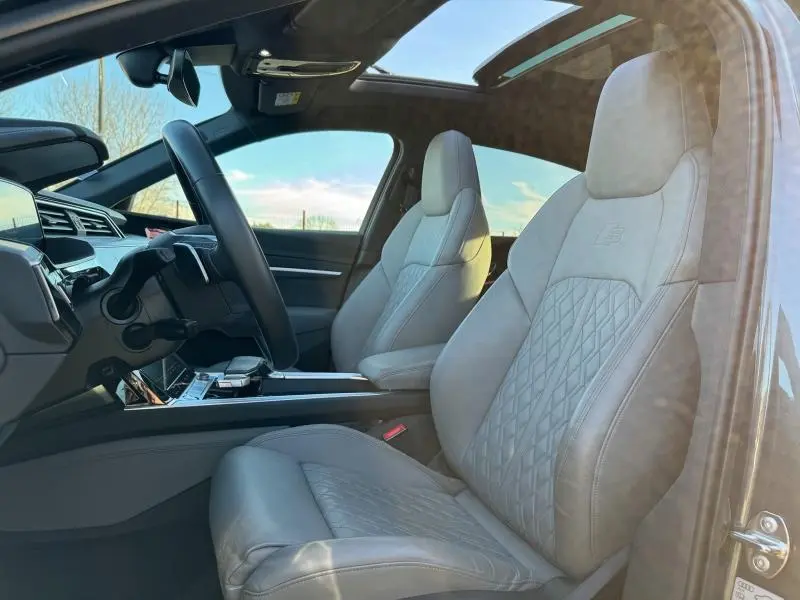 Vue intérieure côté gauche de l'Audi E-Tron Sportback 50 S Line 2020, sièges sport cuir gris clair avec surpiqûres.