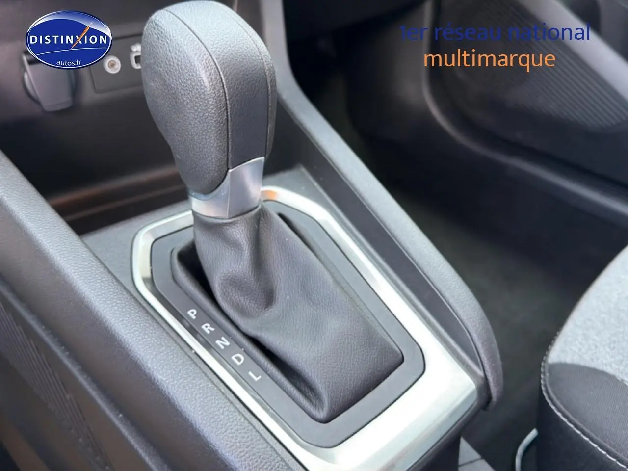 Le levier de vitesse automatique noir de la Renault Clio V gris, vue rapprochée de la console centrale.