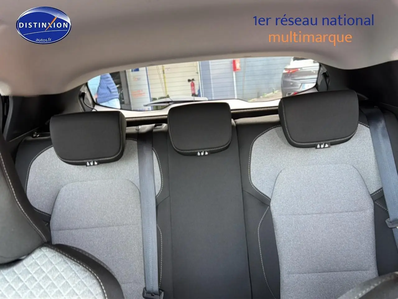 Vue arrière intérieure de la banquette arrière grise à motifs 3D du Renault Clio V 2025 avec appuie-têtes noirs.