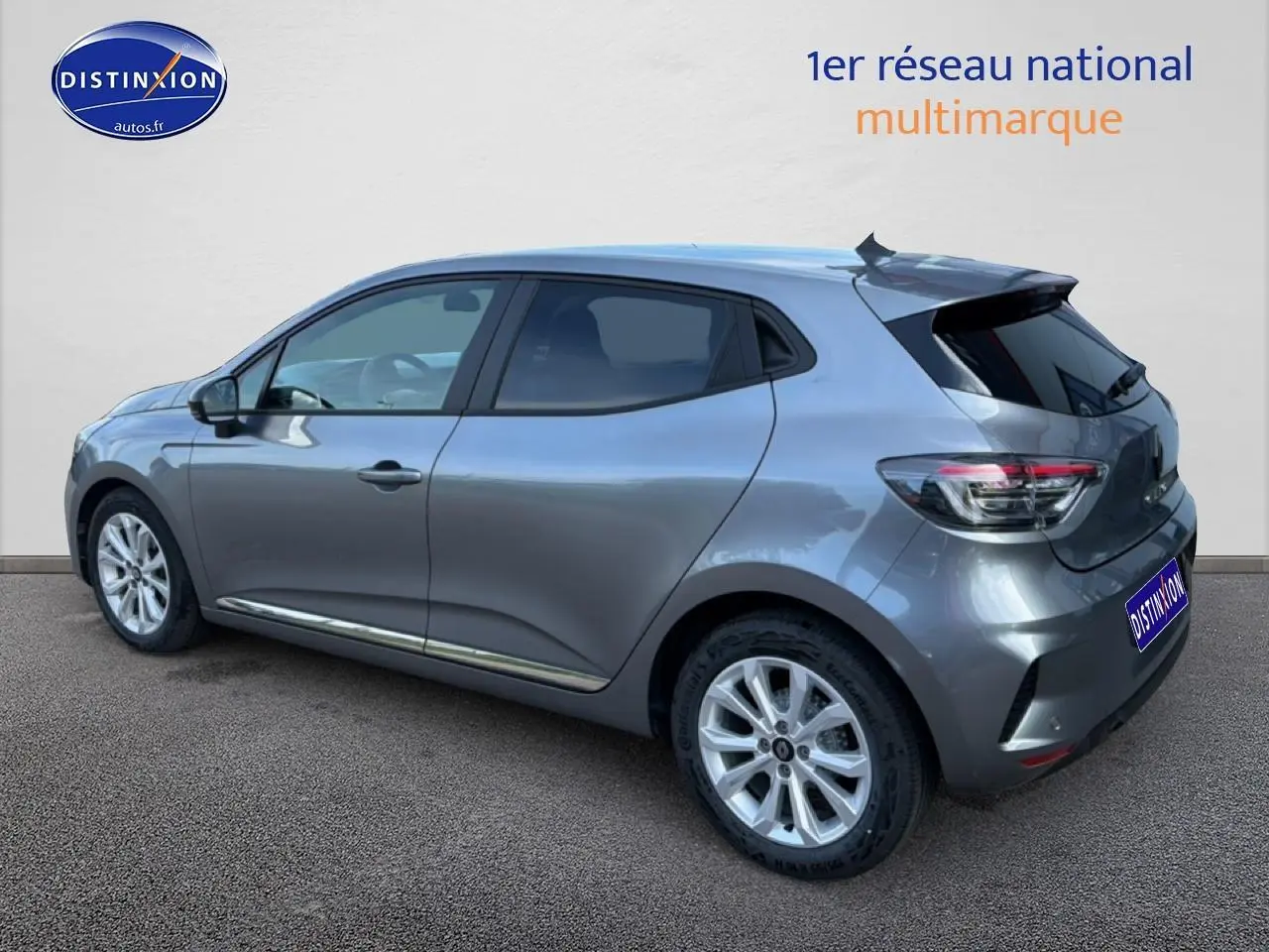 Renault Clio V gris vue de profil côté gauche, avec jantes alliage et vitres teintées arrière.