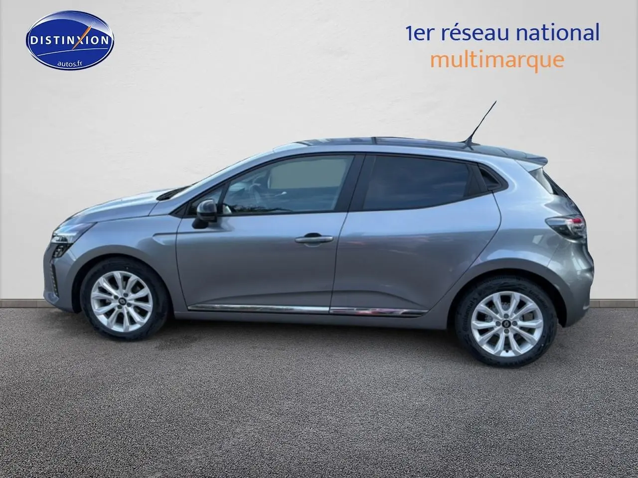 Profil droit d'une Renault Clio V gris métallisé 2025 avec jantes alliage et vitres teintées sur fond neutre.