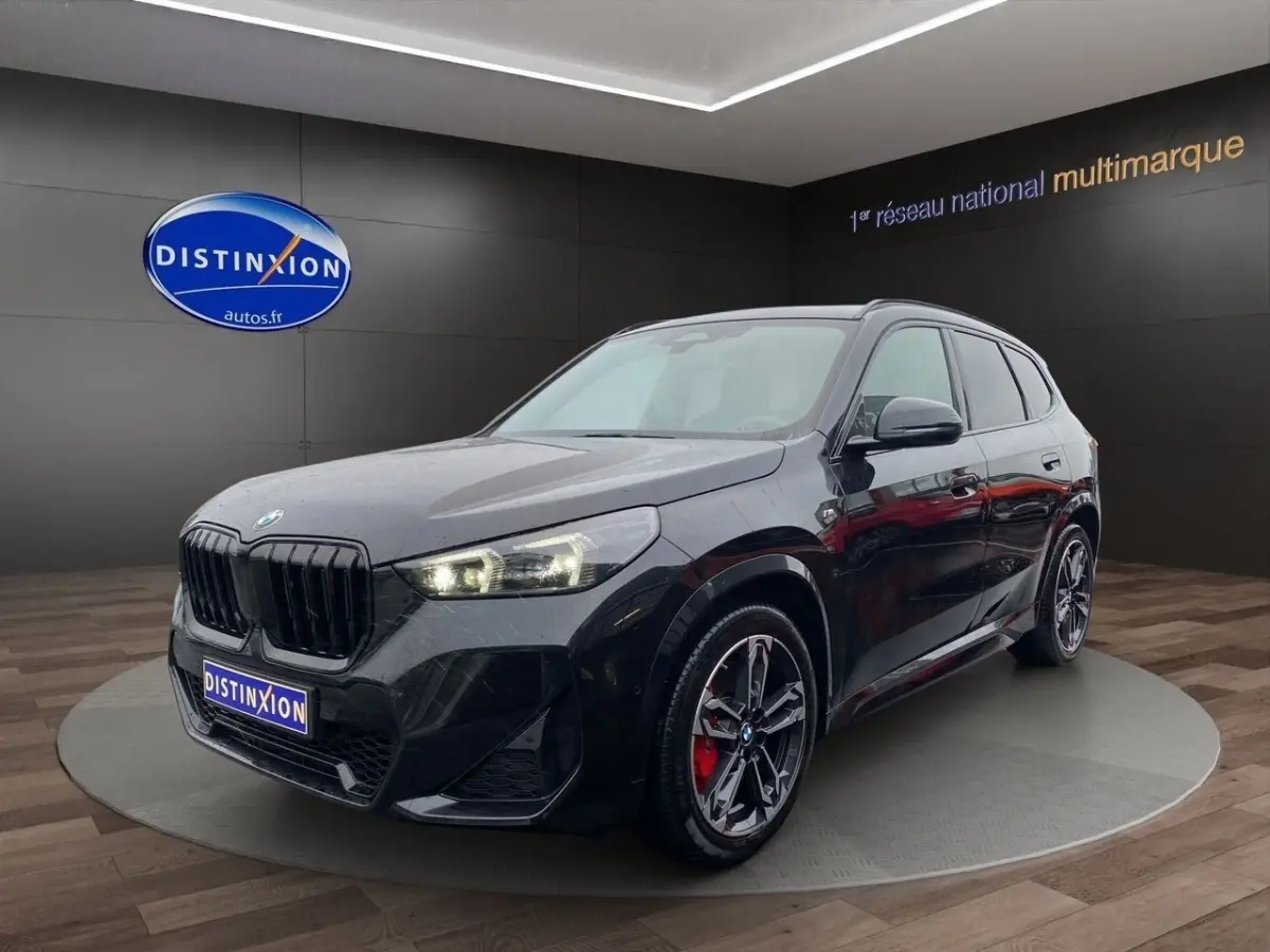 BMW X1 xDrive20d M Sport PRO noir en 3/4 avant droit avec jantes sport et étriers rouges visibles