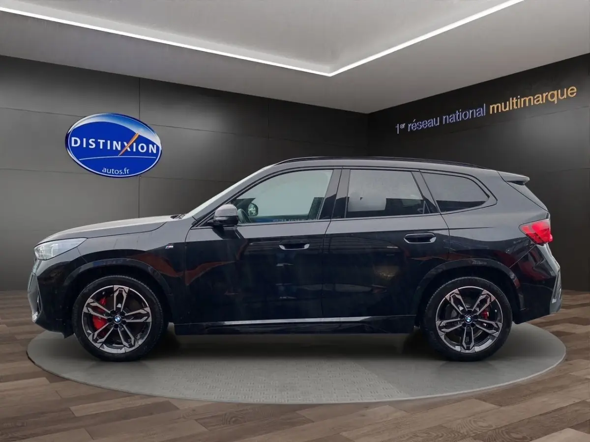 BMW X1 xDrive20d M Sport PRO noir vue de profil côté gauche avec jantes sport et étriers rouges visibles