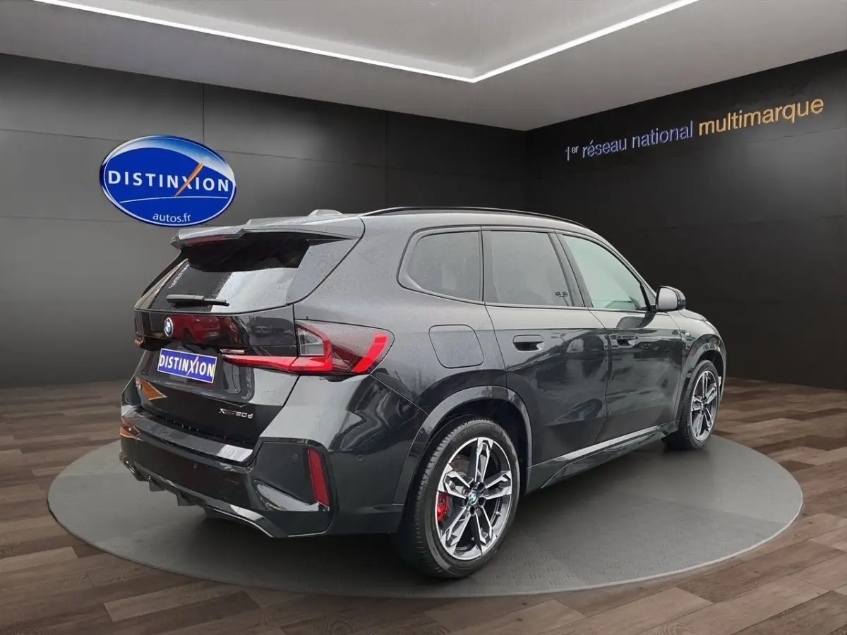 BMW X1 xDrive20d M Sport PRO noir vue 3/4 arrière droit, jantes alliage et feux LED distinctifs visibles.