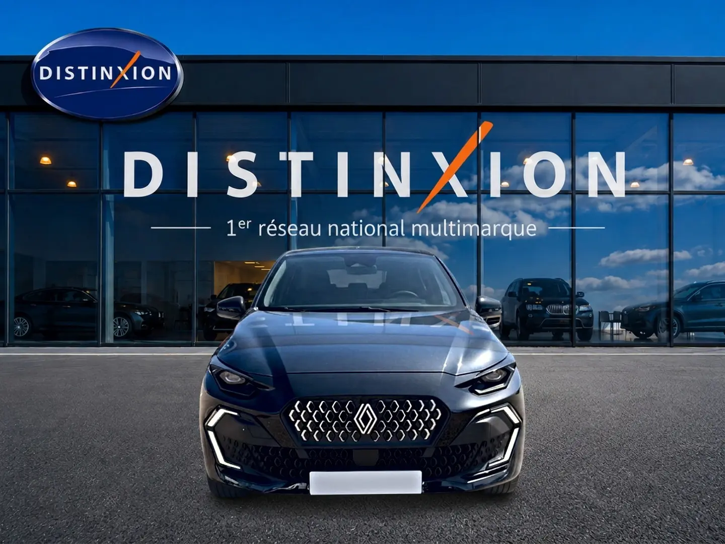 Vue avant d'une Renault Clio VI noire stationnée devant une vitrine avec logo Distinxion.