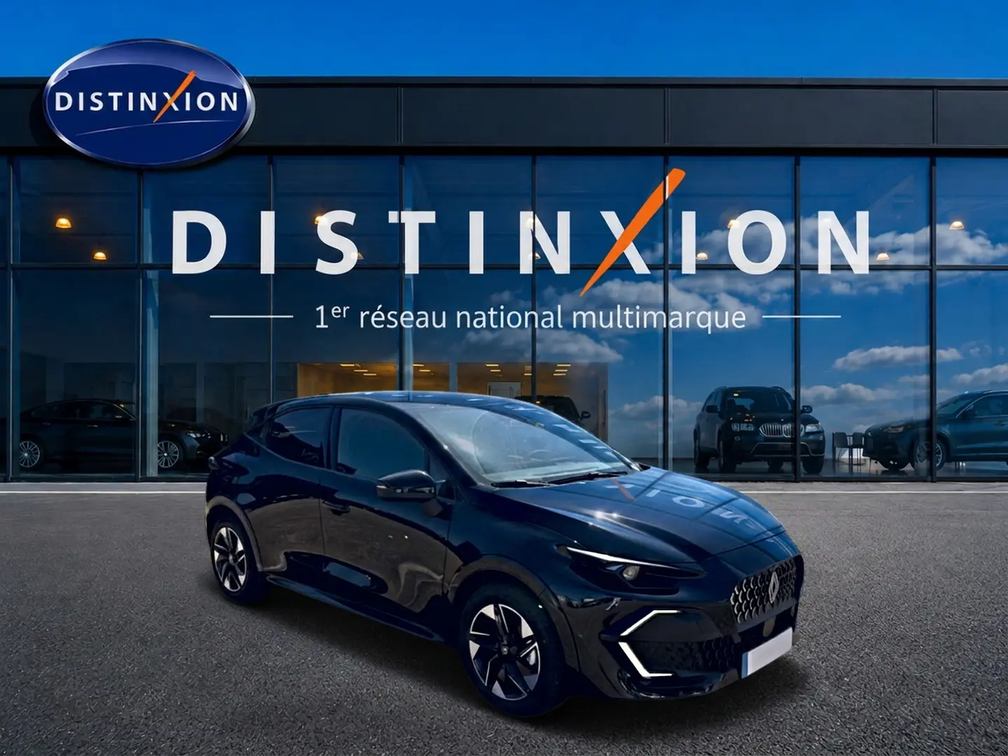 Renault Clio VI noir vue 3/4 avant droit, avec jantes alliage et phares LED au showroom Distinxion.