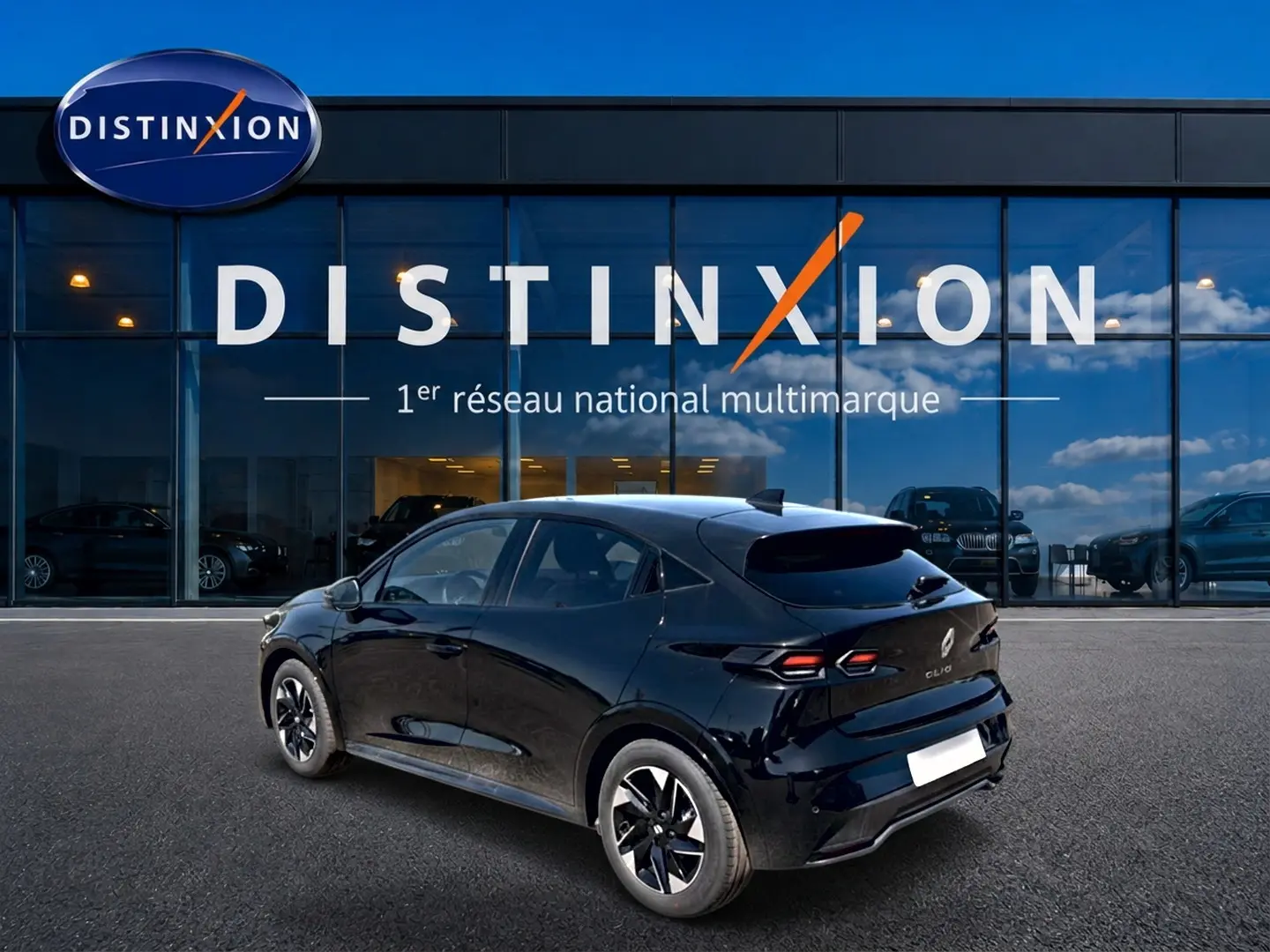 Renault Clio VI noire vue 3/4 arrière droit, avec jantes alliage 16 pouces et feux arrière LED distinctifs.