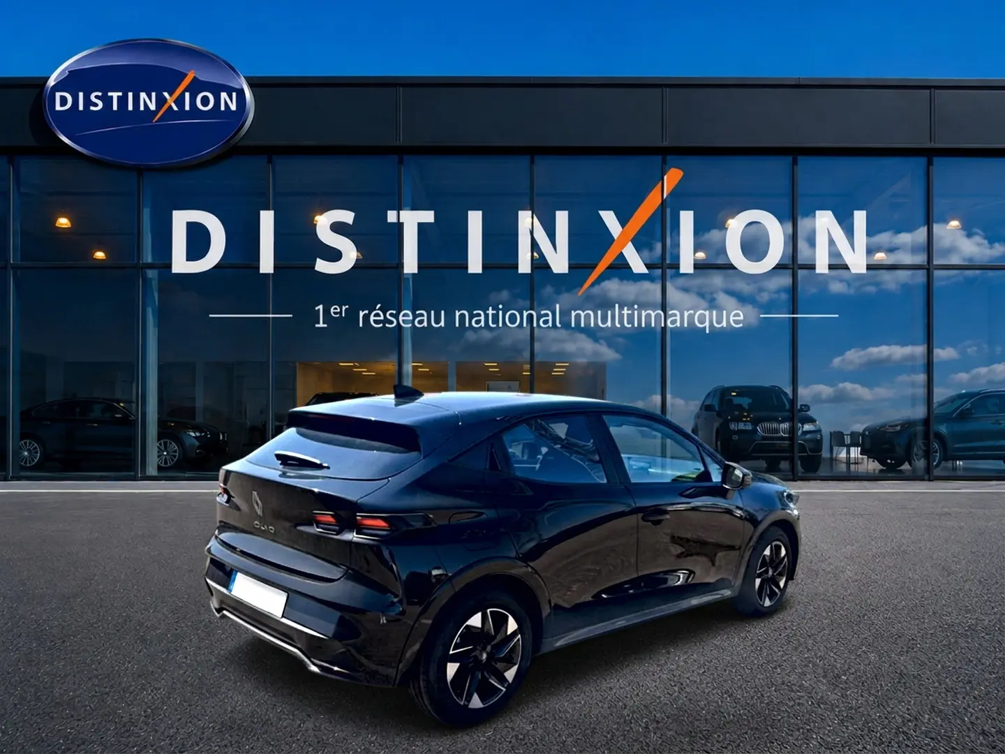 Renault Clio VI noire vue en 3/4 arrière droit, avec jantes alliage et feux arrière LED distinctifs.