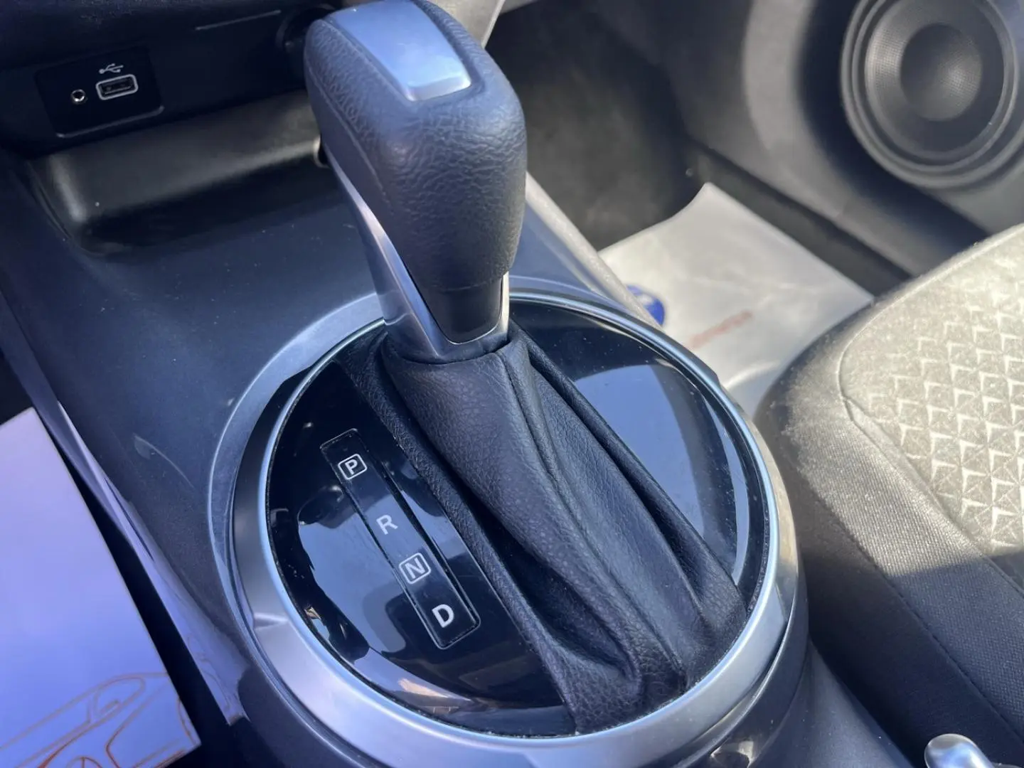 Le levier de vitesses automatique noir et argenté de la Nissan Juke 2023, vue rapprochée de la console centrale.