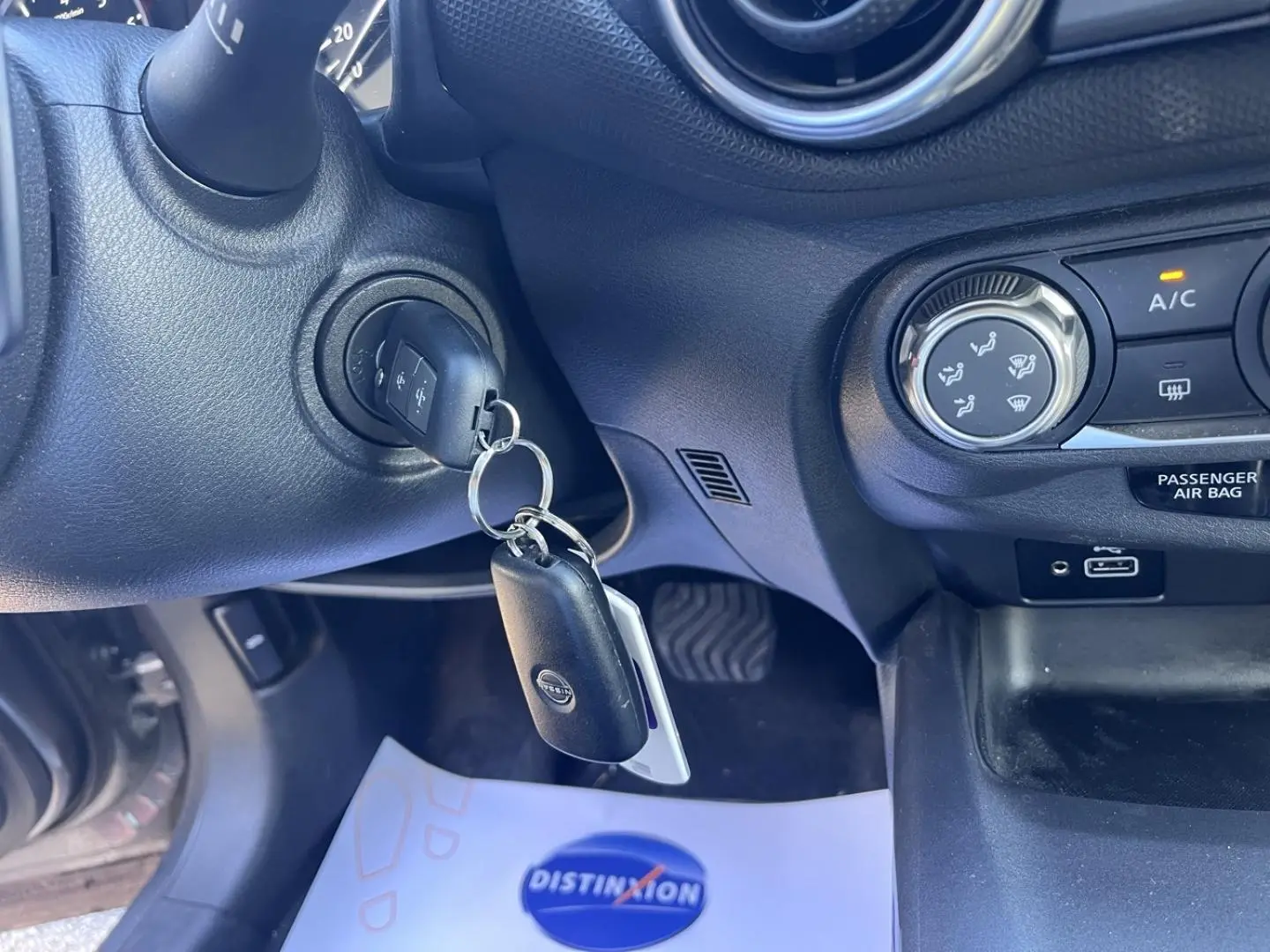 Gros plan sur le contacteur avec clé Nissan insérée dans le tableau de bord noir du Nissan Juke 2023.