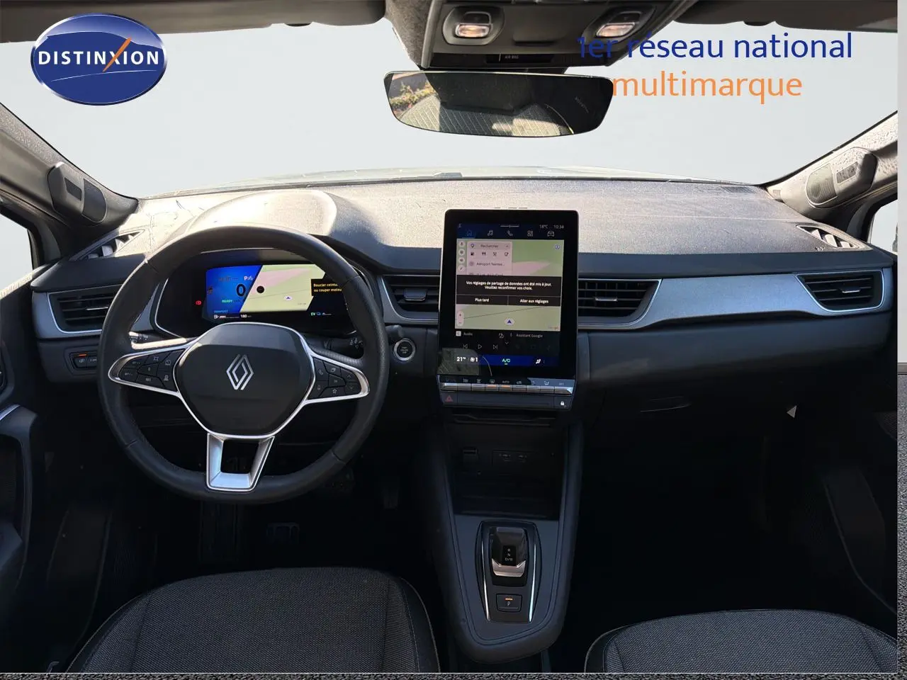 Vue frontale de l’habitacle gris noir du Renault Symbioz E-Tech, avec volant multifonction et écran tactile central vertical.