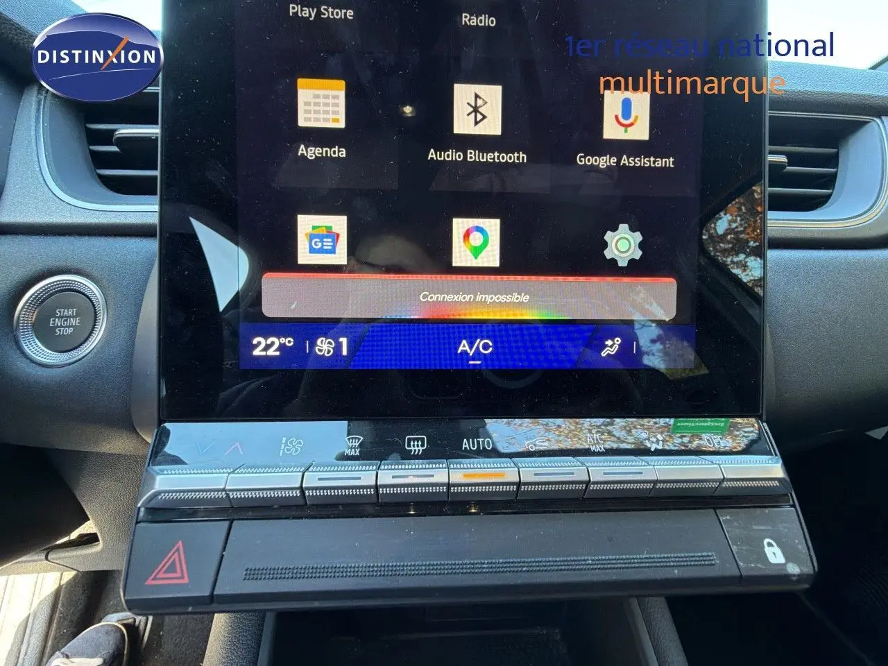 Vue rapprochée de l’écran tactile central et des commandes de climatisation du Renault Symbioz gris Rafale, intérieur moderne et épuré.