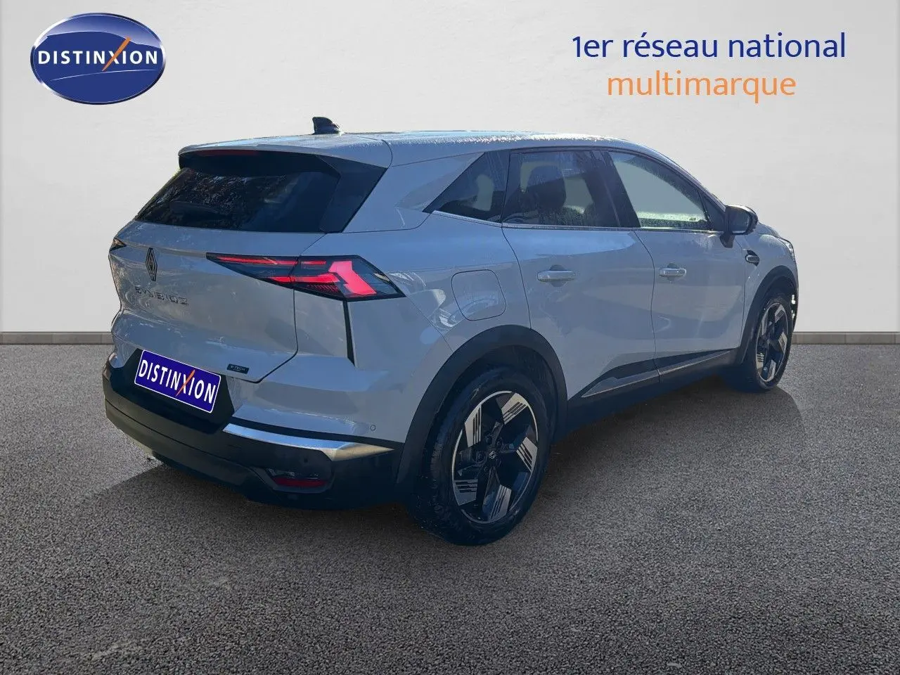 Renault Symbioz gris Rafale métal en 3/4 arrière droit, avec feux arrière LED et jantes noires bicolores.